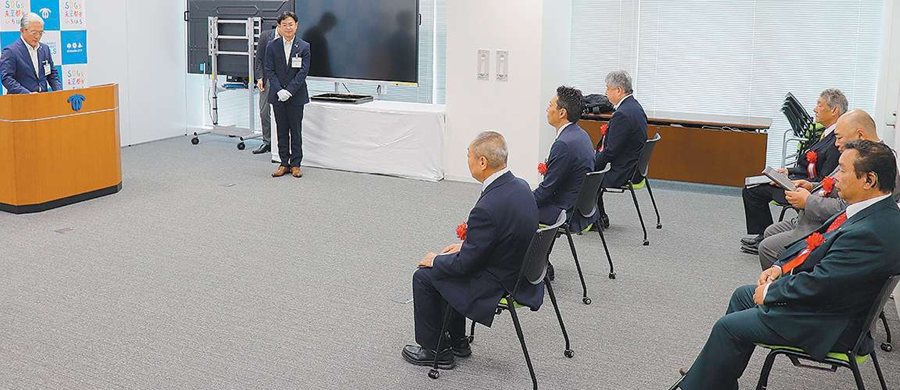 市役所で開かれた表彰式